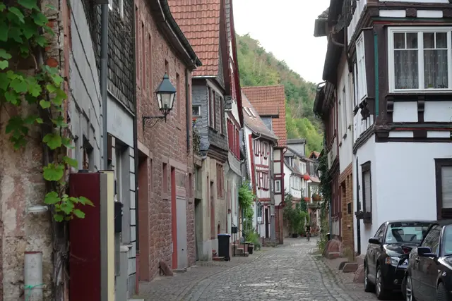 10
Ein Viertel, das im Abendlicht dunkler wird und doch wärmer wirkt. Fachwerk, eng gestellt,
wie Menschen, die sich gern nahe sind.
A) Rotviertel
B) Weißviertel
C) Schwarzviertel