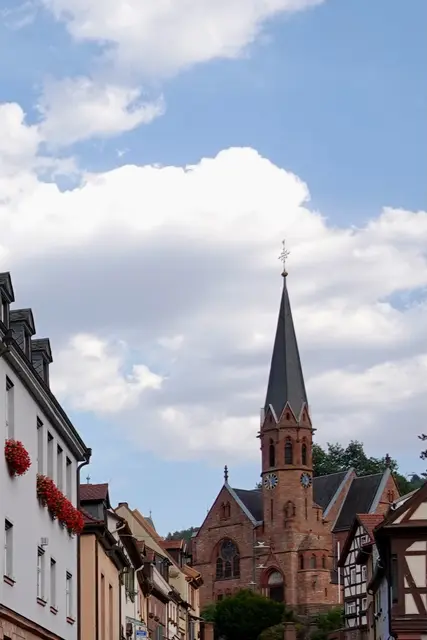 19
Eine Kirche, die still wirkt, aber nicht verschlossen. Der Patron scheint dort ein guter
Gastgeber zu sein.
A) Martinskirche
B) Johanniskirche
C) Franziskuskirche