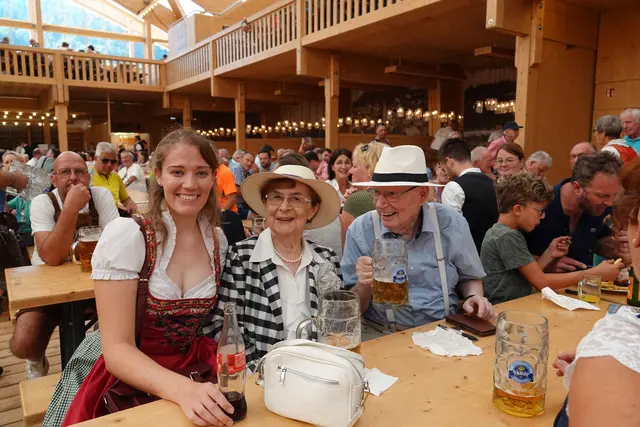 16
Ein "Zelt "aus Holz, das nach Spätsommer roch, nach Musik, nach Menschen, die gesellig
feierten in rustikaler Atmosphäre. Es war ein Herzschlag der Messe, bevor das neue Zelt kam.
A) Vorgänger-Holzzelt
B) Jakobus-Zelt
C) Mainfest-Zelt