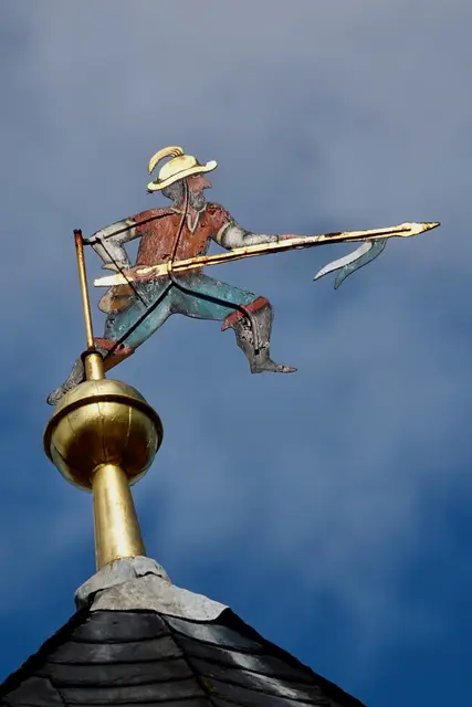 4
Das Fachwerk knarrt wie ein alter Seemann, der Geschichten erzählen will. 
Im altehrwürdigen Gebäude riecht es nach Jahrhunderten, nach Holz, nach Bier, nach Stimmen,
die nie ganz verstummen.
A) Gasthaus zum Riesen
B) Goldene Krone
C) Zum Adler
