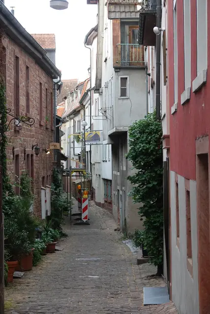14
Eine Gasse, die noch ein wenig nach Mainwasser riecht, nach Netzen, nach frühen
Morgenstunden. Wer dort geht, hört fast das Platschen der alten Boote.
A) Schiffsgasse
B) Fischergasse
C) Mainufergasse