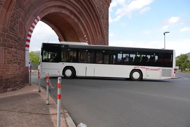 23
Sie ist noch da – die kürzeste Verbindung zwischen Altstadt und dem nördlichen Miltenberg.
Einige hundert Schritte nur und schon erreicht man Bahnhof, Landratsamt, Schulen, Betriebe.
A) Alte Mainbrücke
B) Martinsbrücke
C) Schnatterbrücke