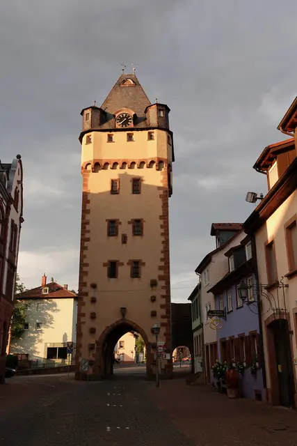 1
Einige hundert Meter vom Main entfernt erhebt sich ein Tor, das Heimkehrer und Fremde
empfängt. Es steht etwas zurückgesetzt – wie ein Wächter, der die Stadt aus einer kleinen
Distanz betrachtet. Ein Übergang, der Miltenberg öffnet wie eine Seite im Geschichtsbuch.
A) Mainbrücke nach Bürgstadt
B) Würzburger Turm und Tor
C) Stadtturm im Schwarzviertel