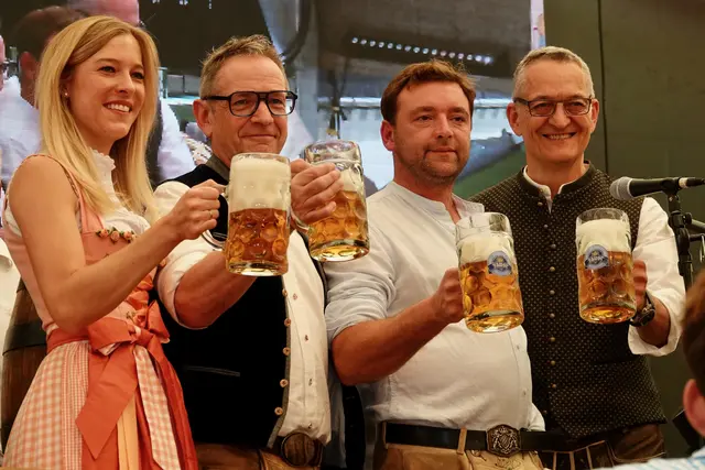 11
Hier in dieser Straße riecht es nach Malz, nach Tradition, nach einem Handwerk, das Miltenberg seit
Generationen begleitet. Ein Ort, der nicht nur Bier braut, sondern Heimat.
A) Brauerei Schneider
B) Klosterbrauerei
C) Brauerei Faust

