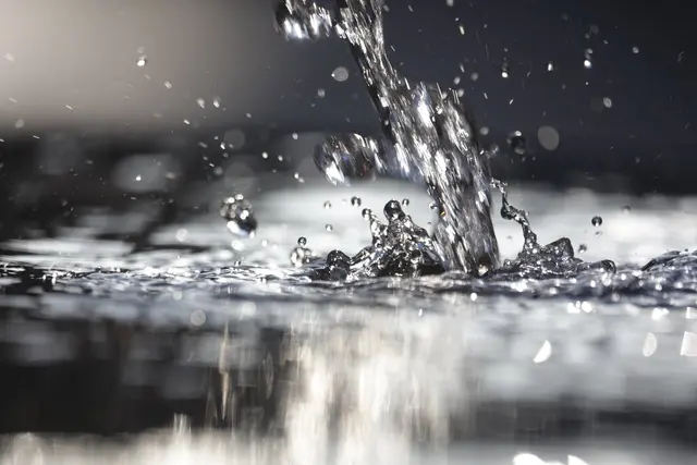 20
Zwei Wasserläufe, die nebeneinander entspringen, als hätte die Natur einen kleinen Spaß
gemacht. So eine Version für den merkwürdigen Namen. Ein Ort mitten im Wald hoch über
Miltenberg, der leise und lebendig zugleich ist.
A) Doppelbrunnen
B) Zwillingsquelle
C) Jakobsquelle
