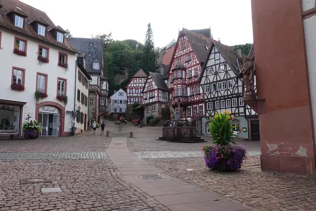 8
Der Platz, an dem die Stadt ihr schönstes Gesicht zeigt. Fachwerk wie gemalt, ein Brunnen,
der Geschichten murmelt, und eine steile Treppe, die schon viele Füße kannte.
A) Schlossplatz
B) Kirchplatz
C) Schnatterloch
