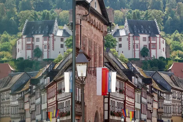 5
Das stets beflaggte öffentliche Gebäude steht da wie ein Buch, das man immer wieder
aufschlägt. Seine Mauern kennen die leisen und die lauten Tage, die Feste und die Sitzungen,
die Hoffnungen und die Beschwerden.
A) Altes Rathaus
B) Neues Rathaus
C) Zollhaus am Main