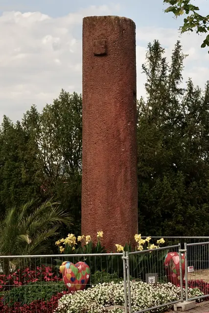 15
Ein stilles Rätsel aus Sandstein, gehoben aus dem Bullauer Berg und von der Stadt Miltenberg
aufgerichtet. Seine Bedeutung ist unklar – vielleicht ein verlorenes Zeichen,vielleicht ein
Gedächtnis an eine stornierte Bestellung für einen Pfeiler eines Doms am Rhein im Mittelalter.
A) Heunesäule
B) Jakobssäule
C) Mainstele
