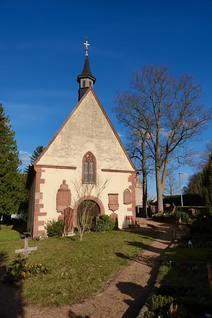 24
Dort, wo die Mud sich in die Landschaft legt wie ein stiller Seitenarm der Zeit, liegt ein
Friedhof, der nicht laut sein muss, um zu wirken. Alte Bäume stehen wie behutsame Wächter.
Kapelle und Gottesacker zeigen wahre Kunstschätze.
A) Laurentiusfriedhof
B) Nepomuk-Friedhof
C) Jakobusruh

