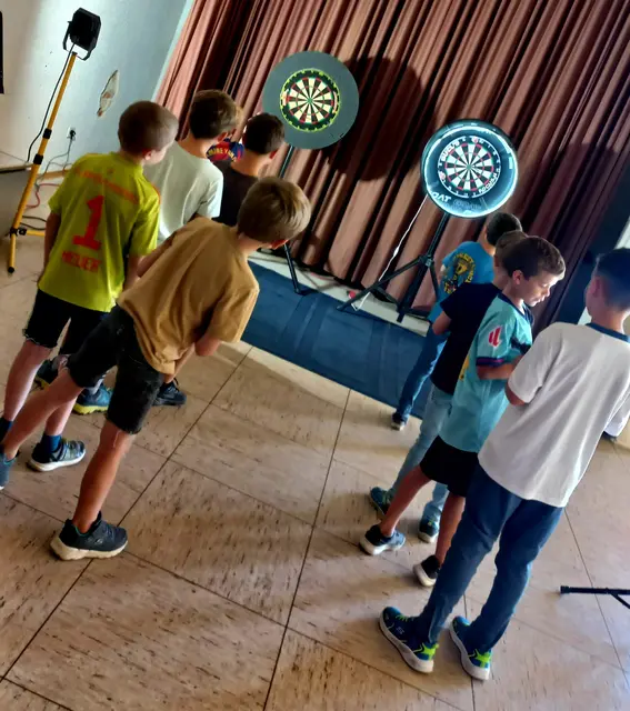Wie die Profis: Auf zwei Dartboards konnten die Kinder ihre Treffsicherheit unter Beweis stellen. | Foto: Martin Simon