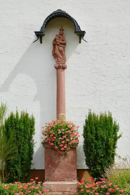 Mariä Königin in Heppdiel vor dem Bauernhof der Familie Inge und Ernst Ott. 
