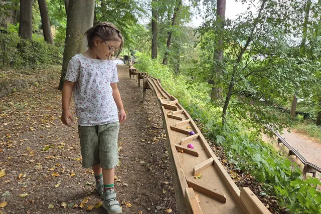 Holzkugelbahn um neuen Abschnitt erweitert | Foto: Evelyn Bastron