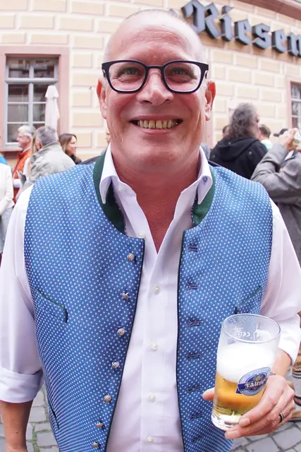 

Braumeister Stefan Falk: "Das neue Festbier der Miltenberger Michaelismesse mundet bestens". Foto Roland Schönmüller 