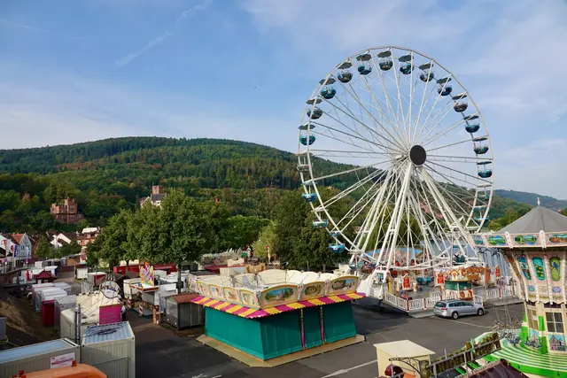 Blick auf das Festgelände am gestrigen Donnerstagmorgen gegen acht Uhr mit Riesenrad, Karussell und weiteren Attraktionen. Foto Roland Schönmüller 
