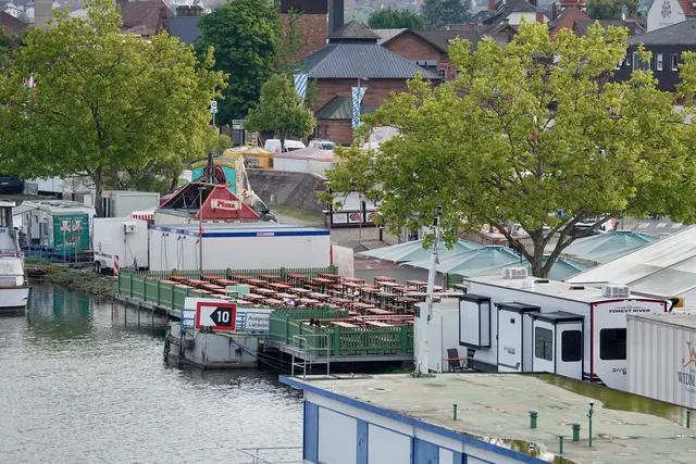 Rund 500 zusätzliche Plätze entstanden zur Michelsmess‘ 2026 am Mainblick — ein Wort, das in Miltenberg nicht nach Immobilienprospekt klingt, sondern nach Maßkrug, Abendsonne und Blasmusik. 
