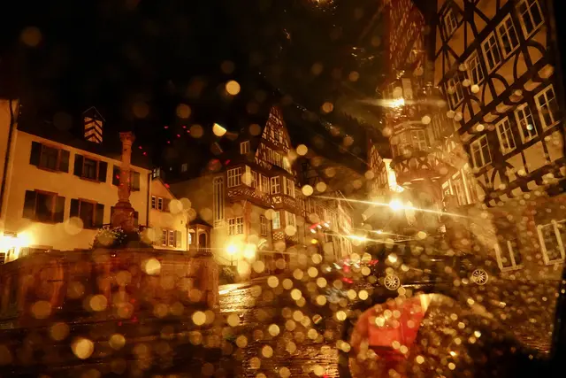 Miltenberg kann Regen, und die Michelsmess’ kann erst recht Atmosphäre. 
Foto: Roland Schönmüller 