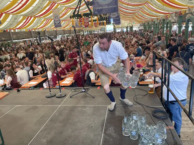 Festzeltwirt Franz Widmann in Aktion