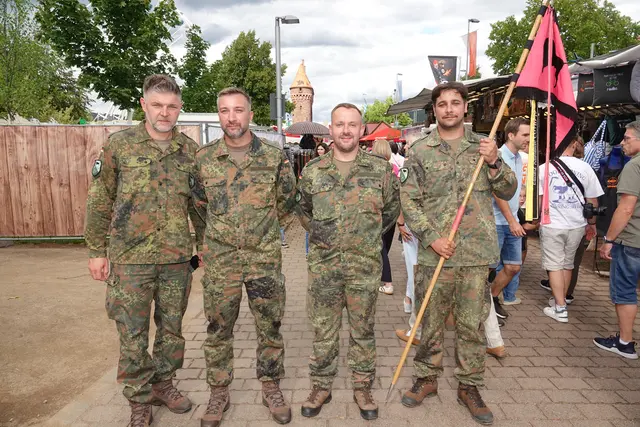 Die Bundeswehr ist kein Fremdkörper im Festzug, sondern ein ruhiger, würdevoller Kontrapunkt.
Sie erinnert daran, dass die Michaelismesse nicht nur ein Volksfest ist, sondern ein Treffpunkt der Region, ein Ort, an dem Nachbarschaften sichtbar werden – selbst jene, die Uniform tragen.