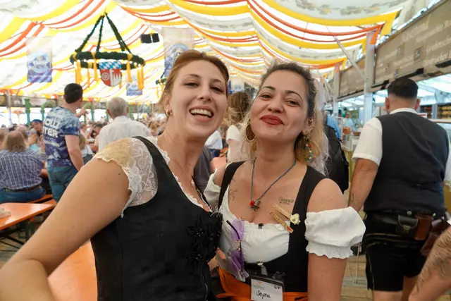 Die Michaelismesse zeigte sich an diesem Tag lebendig, gastfreundlich und vielversprechend – mit Musik im Herzen, Menschen im Mittelpunkt und Mainblick als besonderer Kulisse. 