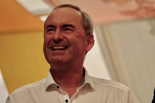 Wenn Hubert Aiwanger heute auf der Michelsmess‘ erscheint, wird sich zeigen, wie viel politische Botschaft in einen Frühschoppen passt.  Archivaufnahmen 2025.
