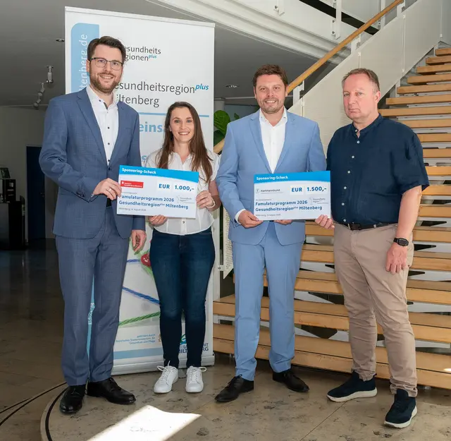 Start der Famulatur 2026 für acht Medizinstudierende im Landkreis Miltenberg mit Gesundheitsamtsleiterin Dr. Regina Roloff (links) sowie (von rechts) dem weiteren Stellvertreter des Landrats Ralf Reichwein und der Geschäftsstellenleiterin der Gesundheitsregion Plus, Isabella Zerritsch.  | Foto: Winfried Zang