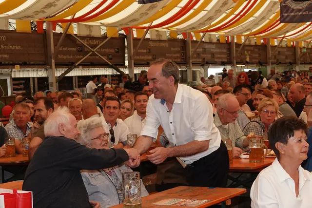 Hubert Aiwanger war beim Miltenberger Handwerkertag am Montagmittag ein gern gesehener Gast und Gesprächspartner. 