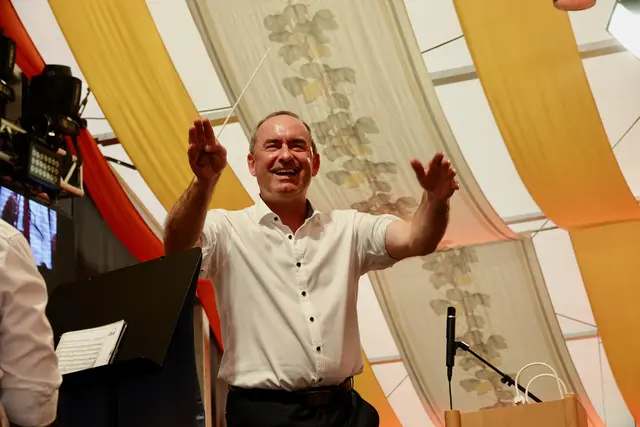 Wenn Hubert Aiwanger heute auf der Michelsmess‘ erscheint, wird sich zeigen, wie viel politische Botschaft in einen Frühschoppen passt.  Archivaufnahmen 2025.