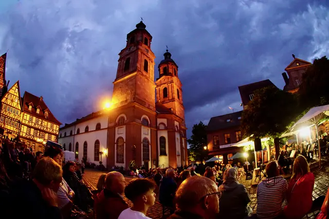 Als die letzten Klänge trotz des Regens umjubelt über den Marktplatz hinwegzogen und in den Gassen verhallten, blieb das Gefühl zurück, Zeuge eines kleinen, feinen Gesamtkunstwerks geworden zu sein.