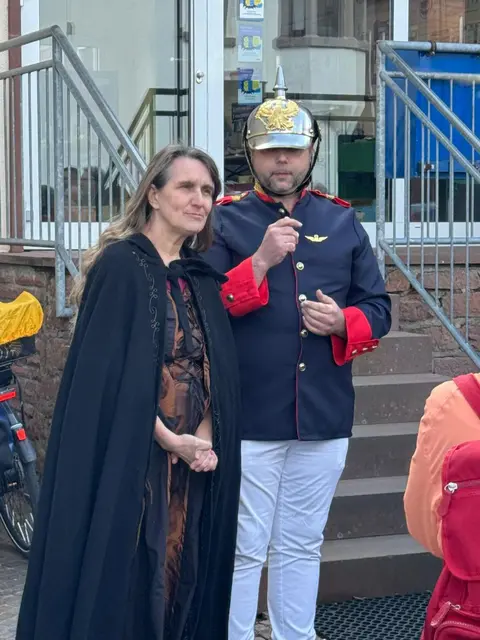 Hauptmann Ritter von Rohe im Gespräch mit Katharina Märchtin. Dazwischen liegen 400 Jahren... | Foto: Theaterverein Obernburg