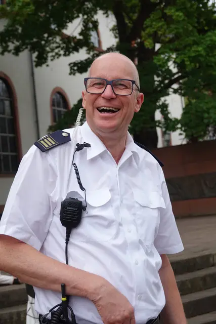Pars pro toto - Hauke Muders: Während die Besucher feiern, wachen andere. Sie sichern, prüfen, kontrollieren – und halten das Fest zusammen wie ein unsichtbares Netz. Foto: Roland Schönmüller 