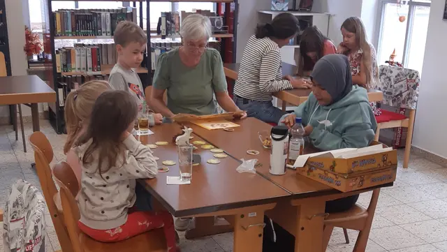 Kleine Gruppen spielen an verschiedenen Tischen | Foto: Bücherei Niedernberg