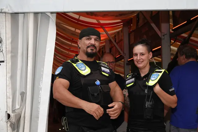 Doch während die Besucher feiern, wachen andere. Sie sichern, prüfen, kontrollieren – und halten das Fest zusammen wie ein unsichtbares Netz. Die Michaelismesse ist nicht nur ein Ereignis, sondern ein Organismus, dessen Herzschlag von Menschen getragen wird, die man kaum sieht: Polizei, Feuerwehr, BRK, Security, TÜV‑Prüfer, Wasserrettung, Psychologen, Nachtwachen, Verkehrslenker.