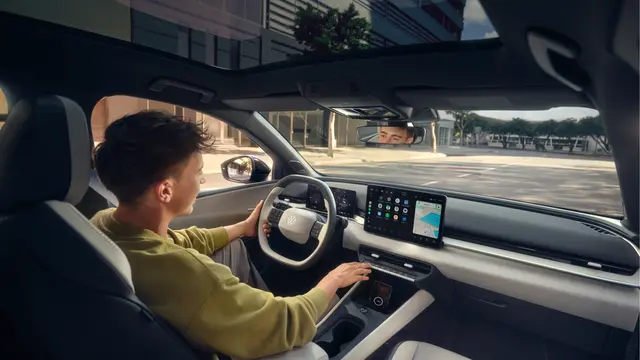 Mehr Qualität und intuitivere Bedienung: Im Innenraum setzt Volkswagen wieder auf Polsterungen und Stoffverkleidungen und das Lenkrad hat wieder richtige Tasten, statt Touchoberflächen. | Foto: Volkswagen Marketing Database