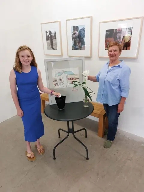 Ronja Beyersdorfer (links) ermittelte die Gewinnerin der Verlosungsaktion in der Galerie Fürwahr.