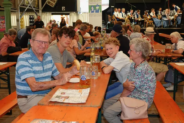 Der Familientag war weit mehr als ein günstiger Messetag: Er war ein Treffpunkt für Gemeinschaft, Familiensinn und neue Bekanntschaften. Zwischen Karussellmusik, Kinderlachen und Festzeltklängen zeigte sich, was die Michaelismesse so besonders macht: Hier kommen Generationen zusammen, hier wird aus einem Ausflug ein Erlebnis — und aus Fremden werden manchmal schon nach einer Runde Riesenrad neue Bekannte..