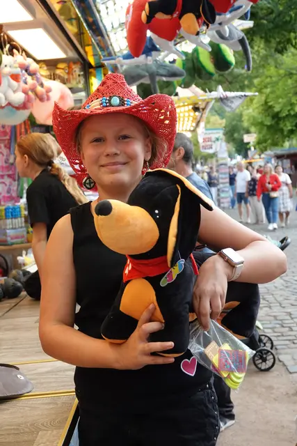 Besonders hoch im Kurs standen die Klassiker: Karussells drehten ihre fröhlichen Runden, an Wurfbuden wurde mit großem Ernst auf kleine Gewinne gezielt, beim Entenfangen bewiesen Kinder Geduld und Glück, und zwischendurch stärkten Popcorn, Pommes frites, Eis, Wasser, Fruchtsäfte und andere Getränke die Messe-Mannschaft. 
