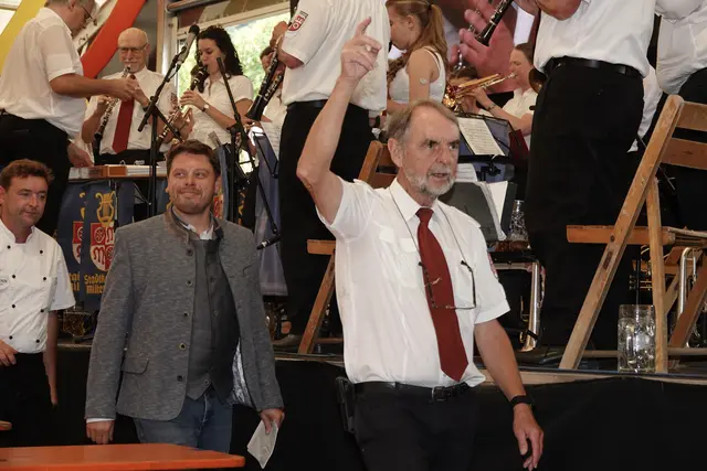 Joachim Bieber, Altbürgermeister Miltenbergs und Musiker der Stadtkapelle, trat vor – im offiziellen Gewand der Stadtkapelle Miltenberg: schwarze Hosen, weißes Hemd, rote Krawatte und das Stadtwappen am Ärmel, ein kleines, aber stolzes Bekenntnis zur Heimat. 