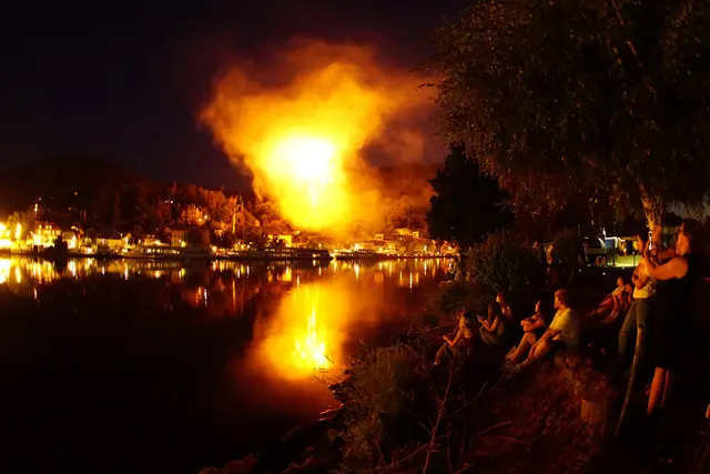 Feuerwerk in Miltenberg am rechten Mainufer.