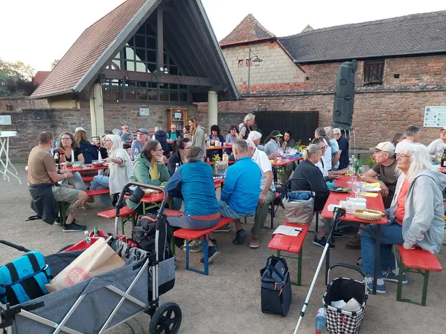 Mitbringhäcke der Kulturinitiative auf dem Dorfplatz in Niedernberg. | Foto: Melanie Graner