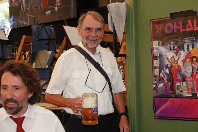 Zwischen Bühne und Publikum stand Altbürgermeister Joachim Bieber, von seinen Bürgstadter Musikkollegen einst liebevoll zum "König der Messe" erhoben. Ein Titel, der so gut saß und sitzt, dass man ihn fast in die Festordnung aufnehmen müsste. Bieber moderierte mit feiner Selbstironie, ordnete die Stimmung und glättete die Übergänge zwischen Musik und Kabarett.