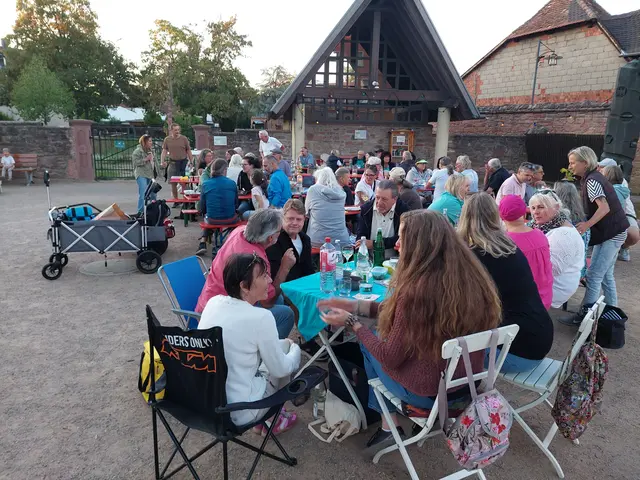 Mitbringhäcke der Kulturinitiative auf dem Dorfplatz in Niedernberg. | Foto: Melanie Graner