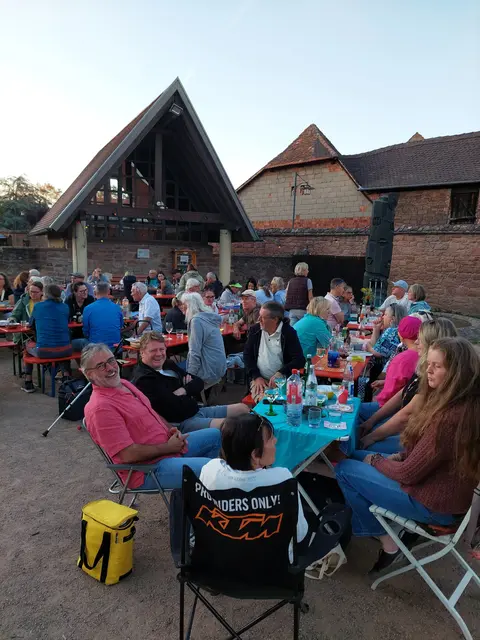 Beste Stimmung bei der Mitbringhäcke auf dem Dorfplatz. | Foto: Melanie Graner