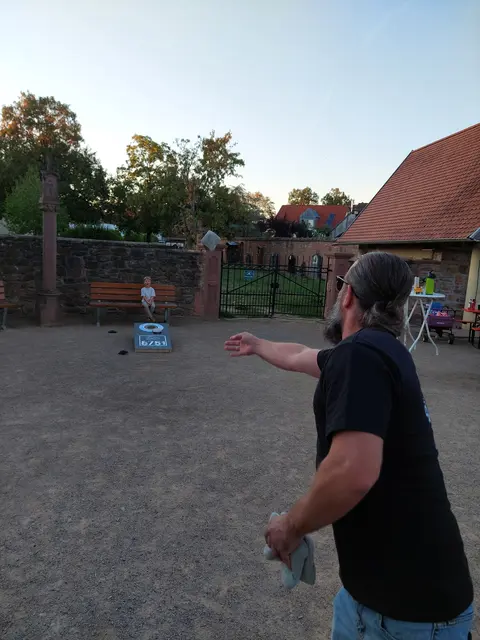 Sackloch-Spiel bei der Mitbringhäcke auf dem Dorfplatz. | Foto: Melanie Graner