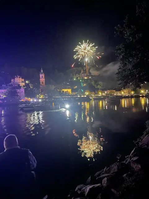 Das große Feuerwerk über der Mildenburg bildete den Höhepunkt des letzten Messewochenendes. Die Burg lag im Dunkel, der Himmel öffnete sich, und die Farben spiegelten sich im Main. Ein Moment, der die zehn Festtage wie ein einziges großes Bild zusammenführte.