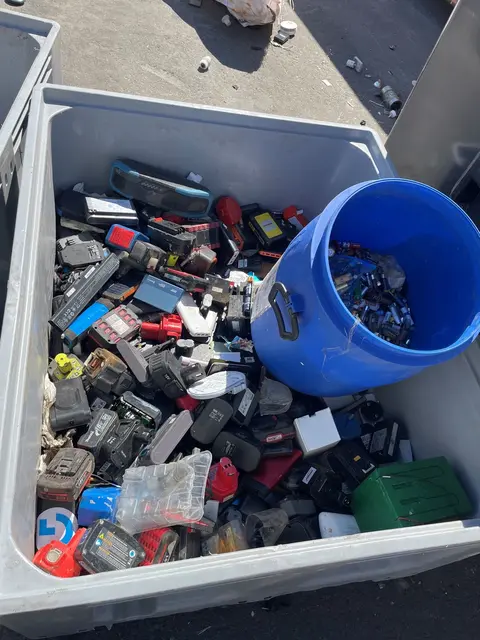 Unzählige lose Akkus und Batterien wurden bei einer Nachkontrolle in Elektrokleingerätecontainern gefunden, obwohl sie darin nichts zu suchen haben. Die Pole loser Akkus und Batterien sollten vor der Abgabe abgeklebt werden, ehe sie im Handel oder auf den Wertstoffhöfen abgegeben werden.  | Foto: Kommunale Abfallwirtschaft
