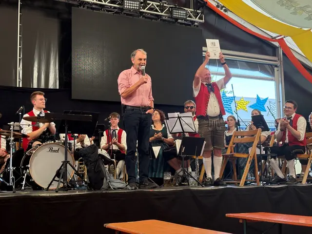 Burkard Meisenzahl (rechts) und Joachim Bieber  beim Frühschoppen der Fränkischen Rebläuse am zweiten Messe- Samstag.