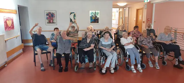 Basteln für kürzere Tage: die Seniorinnen und Senioren des ASB Seniorenzentrums am Rühlingshof in Buchen. | Foto: ASB Region Heilbronn-Franken