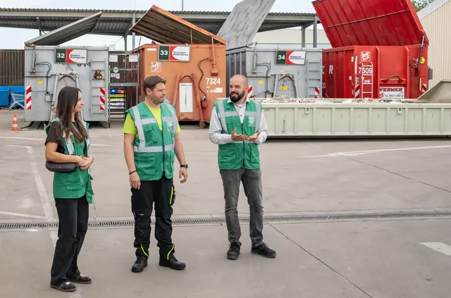 Tim Bohle, Leiter der Abfallwirtschaft (rechts), informierte Landrat Björn Bartels beim Rundgang über den Hof der Müllumladestation Erlenbach über die Anlieferungen der verschiedenen Abfallfraktionen. Begleitet wurde Bartels von seiner Pressesprecherin Hanna Rosel. | Foto: Winfried Zang