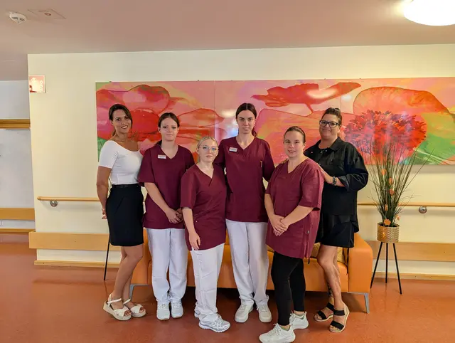 Einrichtungsleiterin Liana Hohmann und die neuen Auszubildenden: Anna Lea Albrecht, Sara Müller, Sophia Gehrig, Liliana Piwowarczyk (v.l.n.r.). Rechts: Pflegedienstleiterin Isabell Michel
 | Foto: ASB Region Heilbronn-Franken