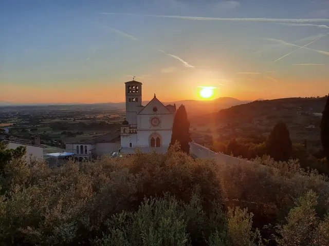 Ein Besuch der Basilika San Francesco in der Stimmung des Sonnenuntergangs ist jedes Jahr für Tausende von Pilgern ein ganz besonderer Höhepunkt beim Besuch in Assisi. | Foto: Achim Dörr
